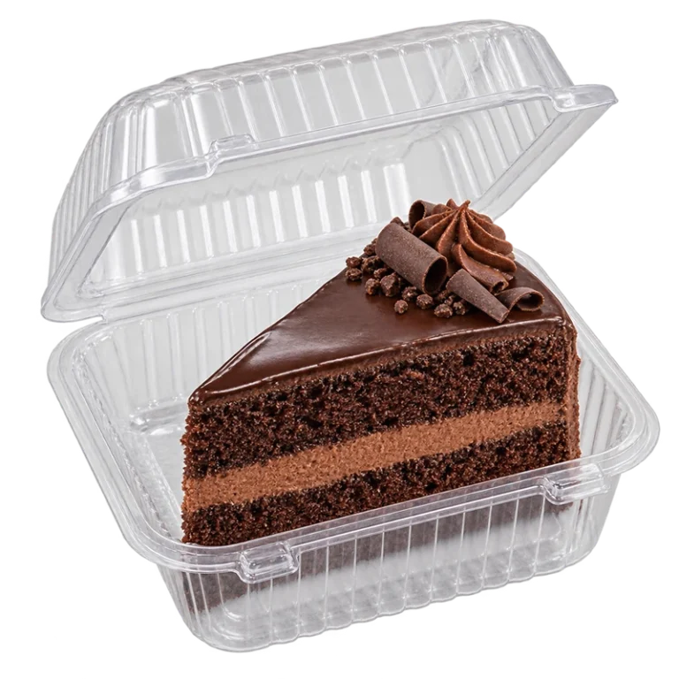 Porción de torta de chocolate en envase transparente
